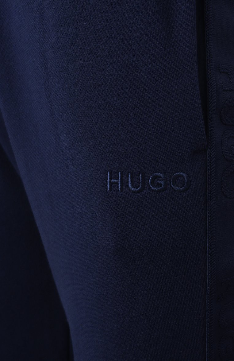 Мужские хлопковые джоггеры HUGO темно-синего цвета, арт. 50520501 | Фото 6 (Драгоценные камни: Проставлено; Длина (брюки, джинсы): Стандартные; Материал сплава: Проставлено; Силуэт М (брюки): Джоггеры; Стили: Спорт-шик; Материал внешний: Хлопок)
