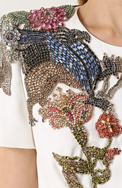 Приталенное платье с вышивкой ALEXANDER MCQUEEN белого цвета по цене 840500 руб., арт. 483639/QJE40, фото 5 Приталенное платье с вышивкой ALEXANDER MCQUEEN, арт. 483639/QJE40, фото 5