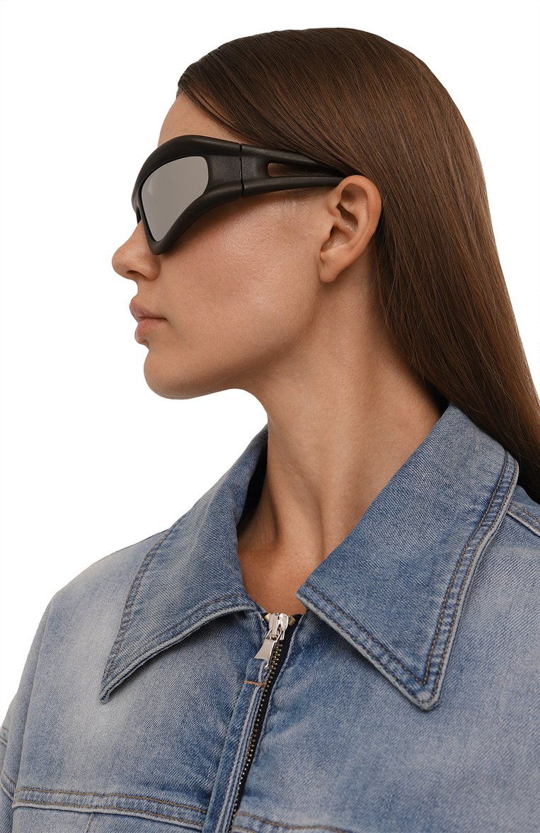 Женские солнцезащитные очки MYKITA серого цвета, арт. MARFA/342 | Фото 2 (Региональные ограничения белый список (Axapta Mercury): Не проставлено; Нос: Не проставлено; Тип очков: С/з; Материал: Пластик; Кросс-КТ: С/з-унисекс; Очки форма: Маска; Оптика Гендер: оптика-унисекс)