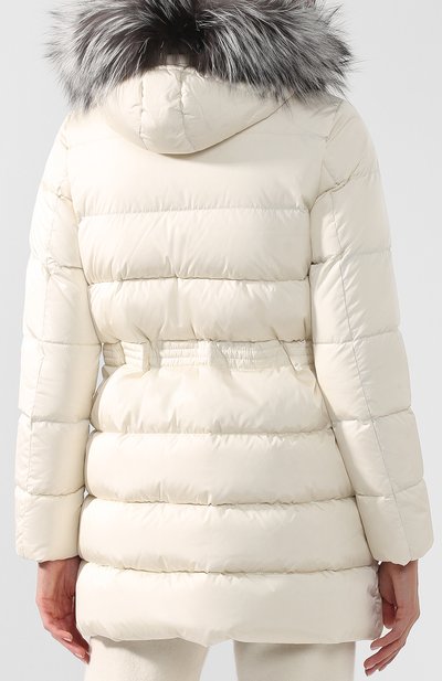 Пуховик с меховой отделкой капюшона MONCLER белого цвета по цене 183500 руб., арт. D2-093-49885-25-54155, фото 4 Пуховик с меховой отделкой капюшона MONCLER, арт. D2-093-49885-25-54155, фото 4