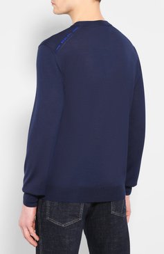 Мужской шерстяной джемпер BERLUTI синего цвета, арт. R17KRL133-004 | Фото 4 (Длина (для топов): Стандартные; Рукава: Длинные; Материал внешний: Шерсть; Мужское Кросс-КТ: Джемперы; Принт: Без принта; Вырез: Круглый; Материал сплава: Проставлено; Драгоценные камни: Проставлено; Стили: Кэжуэл)