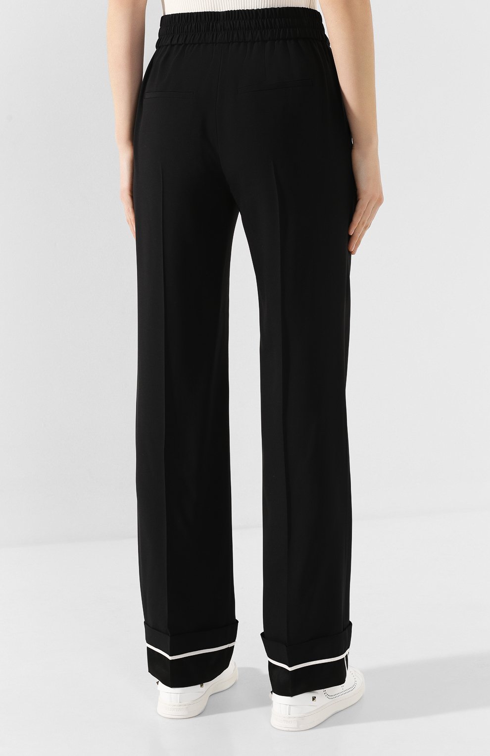 Брюки с отворотами REDVALENTINO черного цвета по цене 34550 руб., арт. TR3RBC20/0F1, фото 4 Брюки с отворотами REDVALENTINO, арт. TR3RBC20/0F1, фото 4