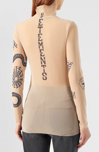 Водолазка с принтом VETEMENTS бежевого цвета по цене 52200 руб., арт. USS197017/W, фото 4 Водолазка с принтом VETEMENTS, арт. USS197017/W, фото 4
