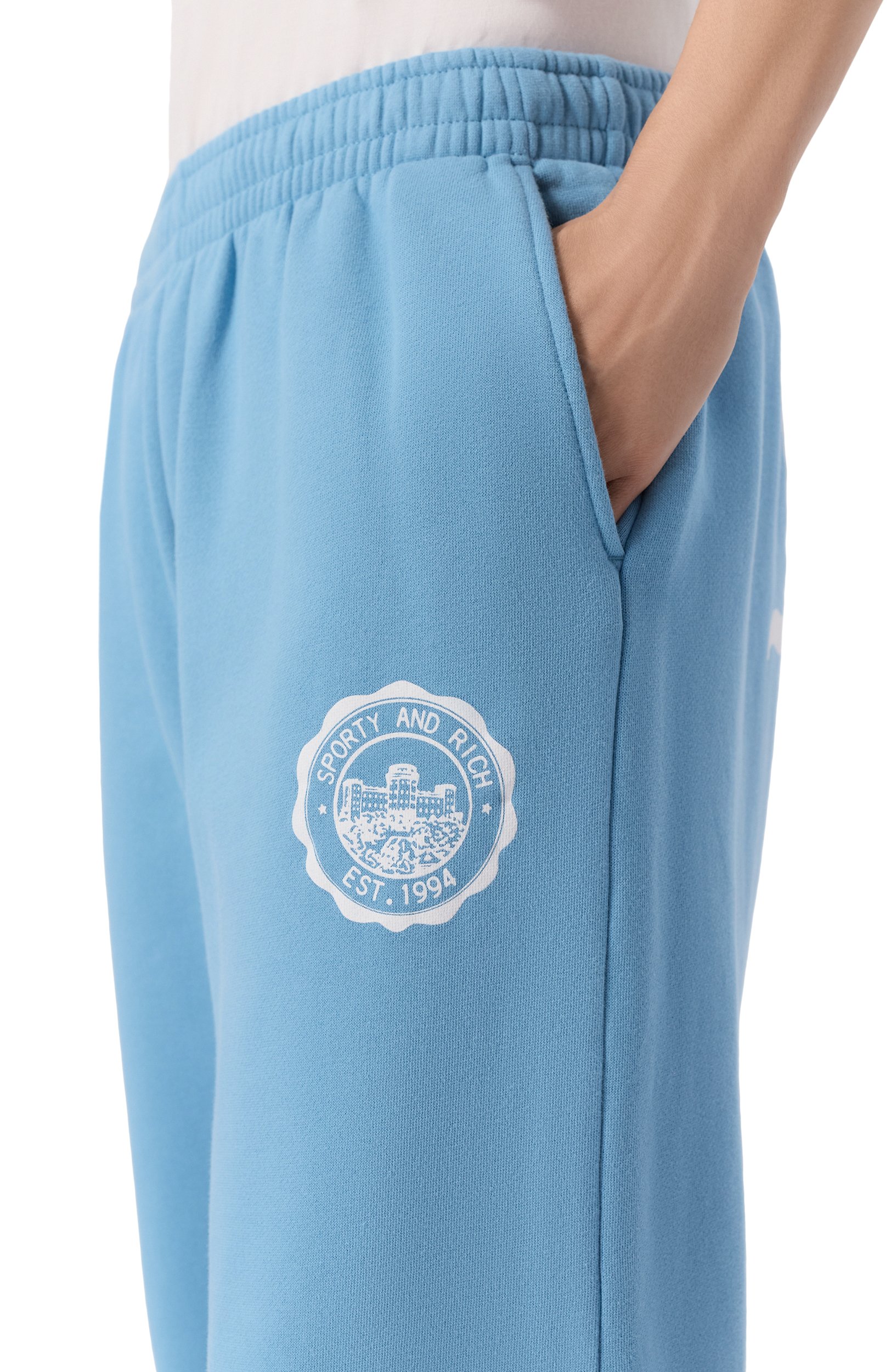 Хлопковые брюки sporty & rich x juicy couture SPORTY AND RICH голубого цвета по цене 35050 руб., арт. PA085716692BL50/JUICY EMBLEM WIDE SWEATPANT, фото 5 Хлопковые брюки sporty & rich x juicy couture SPORTY AND RICH, арт. PA085716692BL50/JUICY EMBLEM WIDE SWEATPANT, фото 5