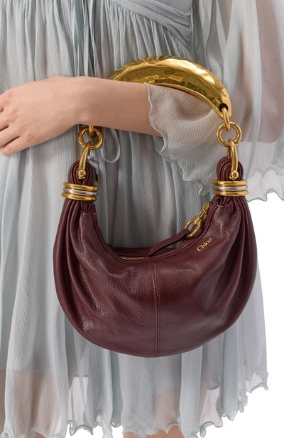 Сумка bracelet mini CHLOÉ бордового цвета по цене 329000 руб., арт. CH26SS626037, фото 2 Сумка bracelet mini CHLOÉ, арт. CH26SS626037, фото 2