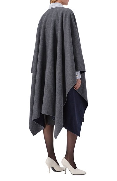 Двусторонний шерстяной кейп señora SANCHY серого цвета по цене 43400 руб., арт. AW25.54.01/80, фото 4 Двусторонний шерстяной кейп señora SANCHY, арт. AW25.54.01/80, фото 4