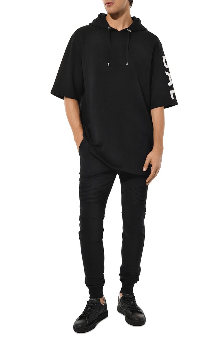 Мужской хлопковое худи BALMAIN черного цвета, арт. AH1JL000BB15 | Фото 2 (Материал внешний: Хлопок; Длина (для топов): Удлиненные; Рукава: Короткие; Мужское Кросс-КТ: Худи-одежда; Стили: Кэжуэл; Принт: С принтом; Автоматизация состава: Проставлено; Автоматизация ТО: Проставлено; Детали: Без декора)