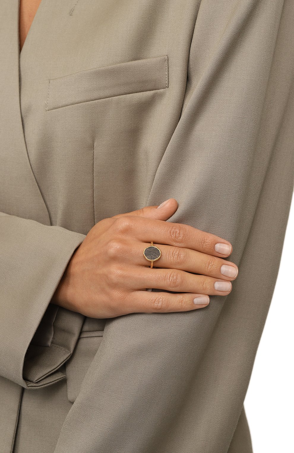 Кольцо HANKA_IN серого цвета по цене 15600 руб., арт. KAR-BAT1-HYP-5M/G0LD, фото 2 Кольцо HANKA_IN, арт. KAR-BAT1-HYP-5M/G0LD, фото 2