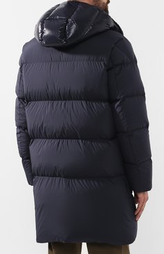 Мужская пуховик hostomme MONCLER темно-синего цвета, арт. E2-091-42381-85-C0206 | Фото 4 (Материал внешний: Полиэстер, Синтетический материал; Материал подклада: Синтетический материал; Мужское Кросс-КТ: Пуховик-верхняя одежда, Верхняя одежда, пуховик-длинный; Длина (верхняя одежда): До колена; Статус проверки: Проверено; Рукава: Длинные; Материал утеплителя: Пух и перо; Драгоценные камни: Проставлено; Материал сплава: Проставлено, Проверено; Стили: Кэжуэл)