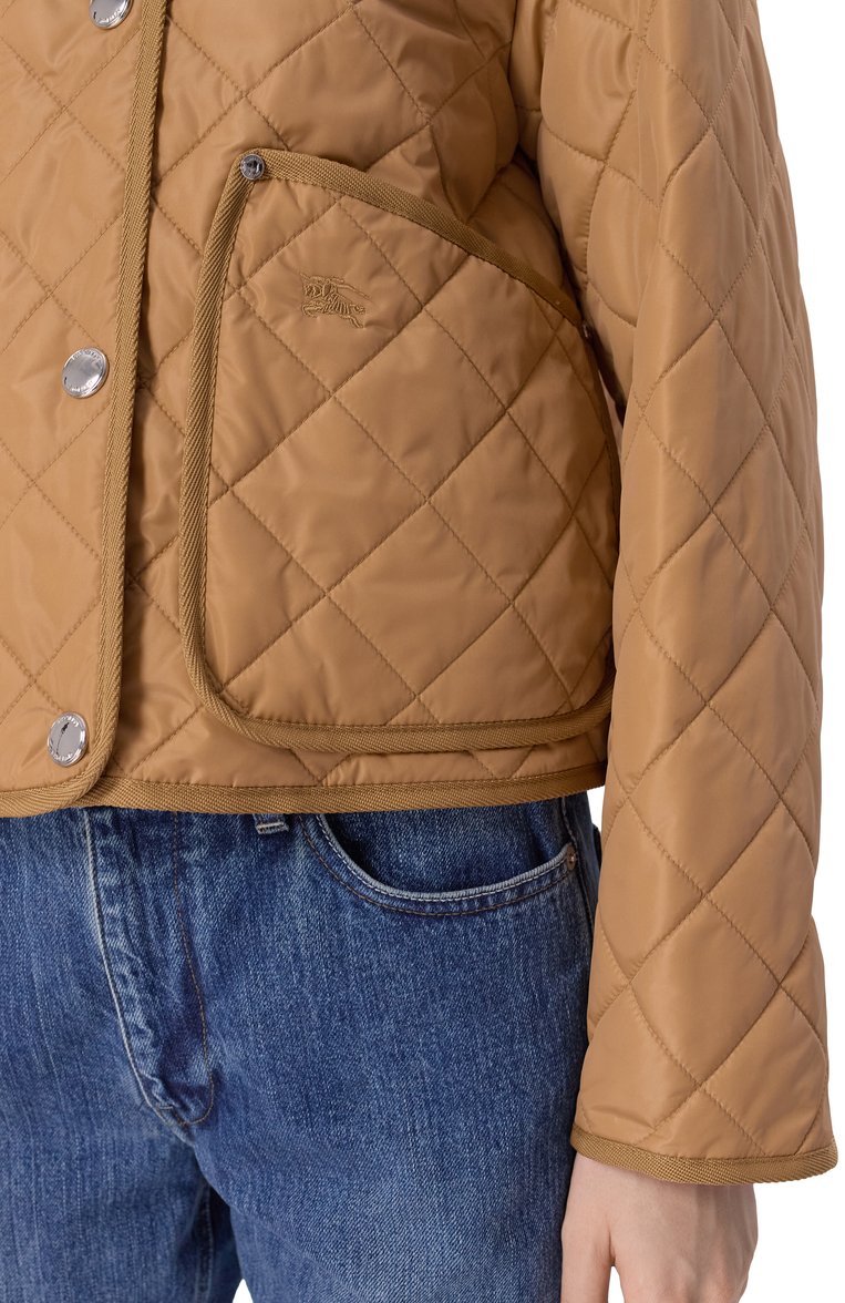 Женская куртка BURBERRY бежевого цвета, арт. 8070969 | Фото 5 (Длина (верхняя одежда): Короткие; Материал подклада: Синтетический материал; Рукава: Длинные; Материал сплава: Проставлено; Драгоценные камни: Проставлено; Кросс-КТ: Куртка, Легкие; Стили: Кэжуэл; Материал внешний: Синтетический материал)