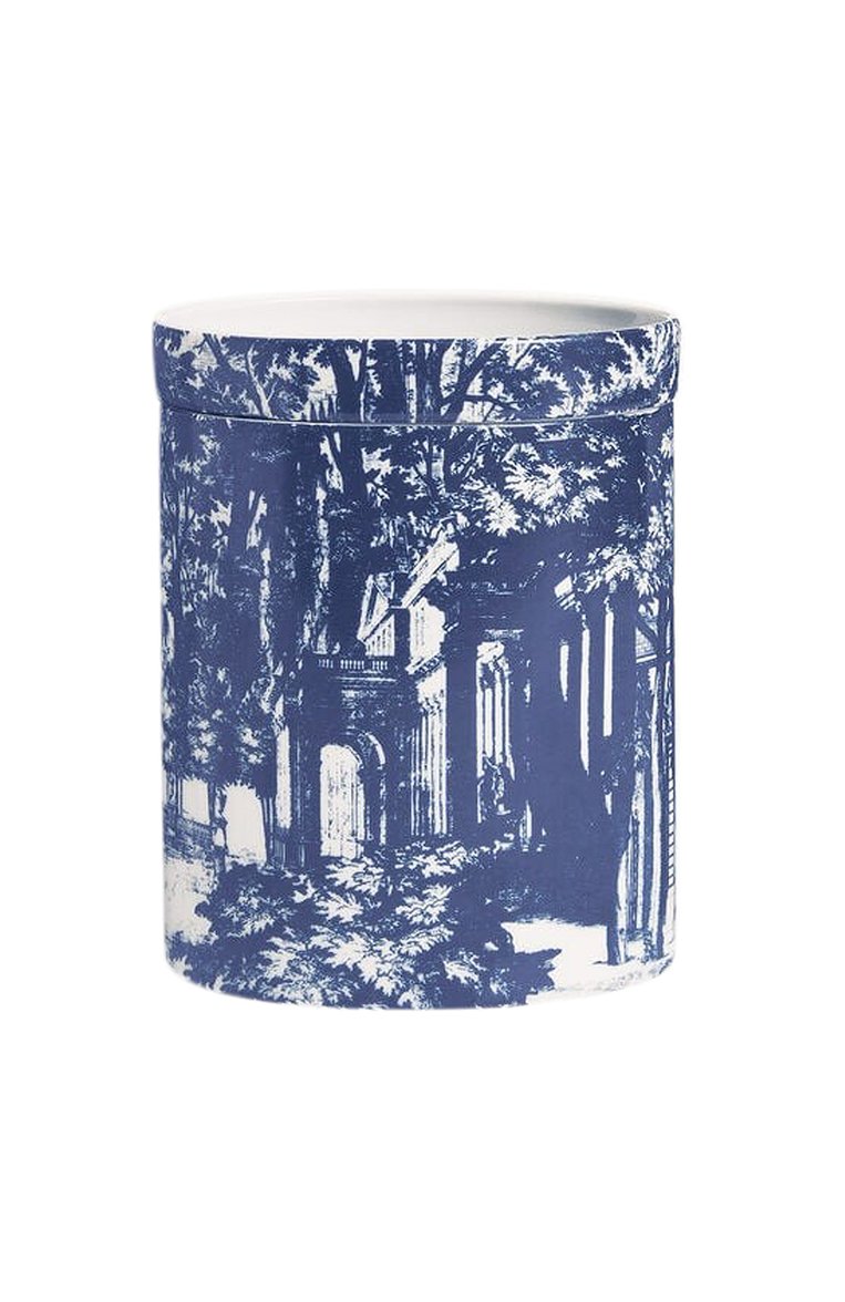 Ароматическая свеча nel mentre giardino settecentesco FORNASETTI синего цвета, арт. FPB126Y-GS | Фото 1 (Нос: Не проставлено; Региональные ограничения белый список (Axapta Mercury): Не проставлено; Ограничения доставки: flammable, fragile-2)