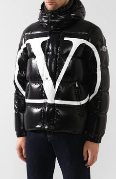 Мужская пуховик valentino x moncler vlogo VALENTINO черного цвета, арт. SV3CN00A5AG | Фото 3 (Мужское Кросс-КТ: Пуховик-верхняя одежда, Верхняя одежда, пуховик-короткий; Длина (верхняя одежда): Короткие; Материал подклада: Синтетический материал; Материал внешний: Синтетический материал; Рукава: Длинные; Кросс-КТ: Пуховик, Куртка; Статус проверки: Проверена категория; Материал утеплителя: Пух и перо; Драгоценные камни: Проставлено; Материал сплава: Проставлено; Стили: Кэжуэл)