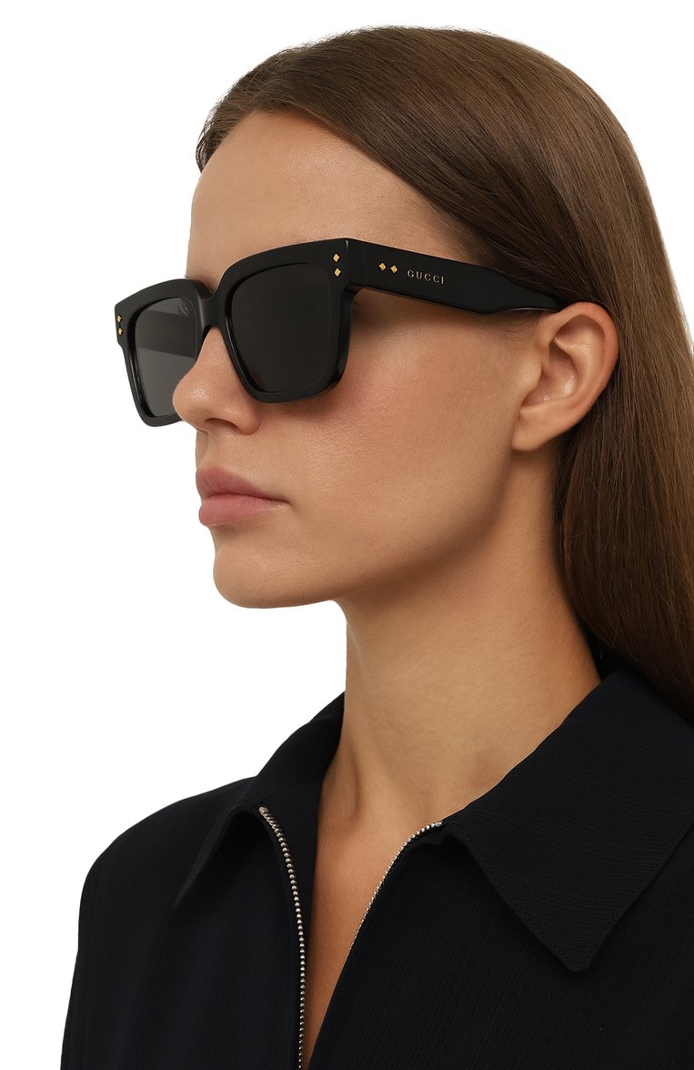 Женские солнцезащитные очки GUCCI черного цвета, арт. GG1084S 001 | Фото 2 (Нос: Не проставлено; Региональные ограничения белый список (Axapta Mercury): Не проставлено; Тип очков: С/з; Материал: Пластик; Очки форма: Квадратные; Оптика Гендер: оптика-женское)