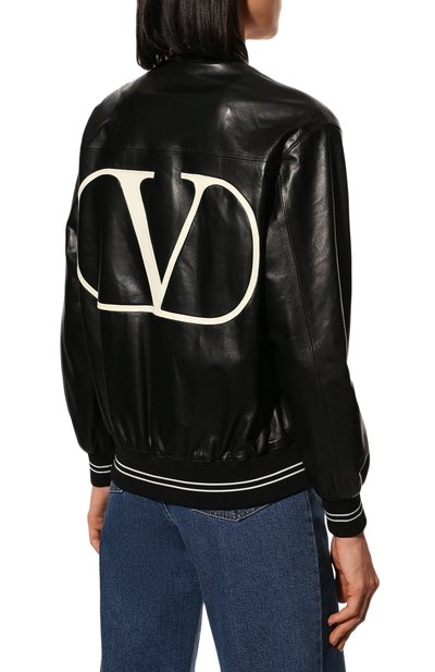 Кожаный бомбер VALENTINO черного цвета по цене 447500 руб., арт. TB3NA05G1AW, фото 4 Кожаный бомбер VALENTINO, арт. TB3NA05G1AW, фото 4