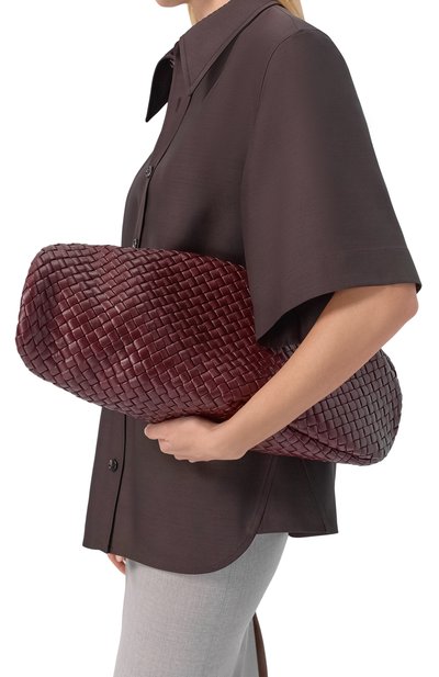 Клатч onda BOTTEGA VENETA бордового цвета по цене 643000 руб., арт. 867351/V01D1, фото 2 Клатч onda BOTTEGA VENETA, арт. 867351/V01D1, фото 2
