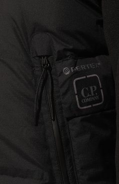 Мужской пуховый жилет C.P. COMPANY черного цвета, арт. 17CL0W007A110033A | Фото 5 (Материал подклада: Синтетический материал; Драгоценные камни: Проставлено; Материал сплава: Проставлено; Материал внешний: Синтетический материал; Материал утеплителя: Пух и перо; Длина (верхняя одежда): Короткие; Стили: Кэжуэл; Мужское Кросс-КТ: жилеты-объемные)