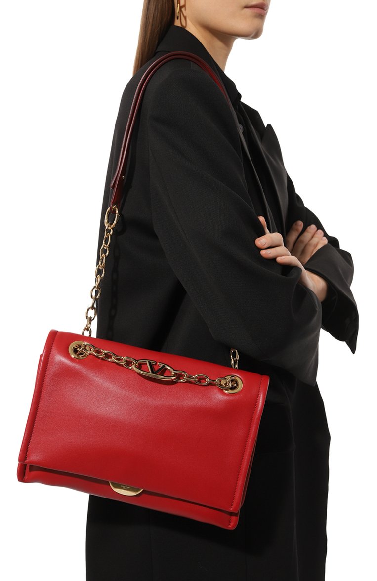 Женская сумка vlogo chain VALENTINO красного цвета, арт. 5W2B0N93/PHV | Фото 2 (Ремень/цепочка: На ремешке; Размер: medium; Драгоценные камни: Проставлено; Материал: Натуральная кожа; Материал сплава: Проставлено)