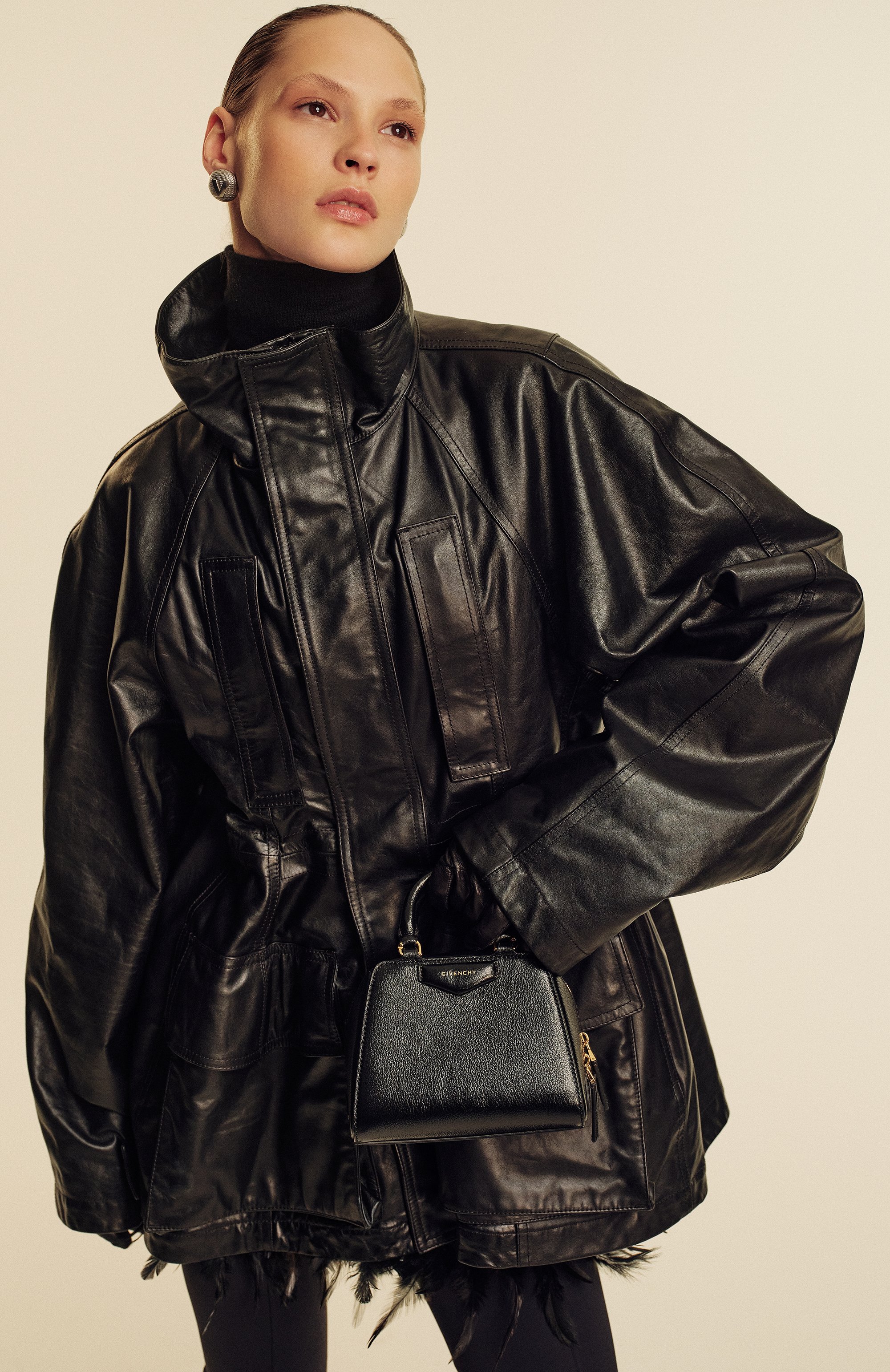 Сумка antigona cube nano GIVENCHY черного цвета по цене 197000 руб., арт. BB50ZUB24B, фото 9 Сумка antigona cube nano GIVENCHY, арт. BB50ZUB24B, фото 9