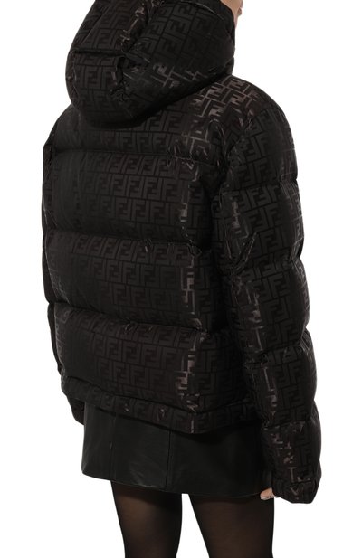 Пуховик FENDI черного цвета по цене 310500 руб., арт. FAN129 AK9Z, фото 4 Пуховик FENDI, арт. FAN129 AK9Z, фото 4