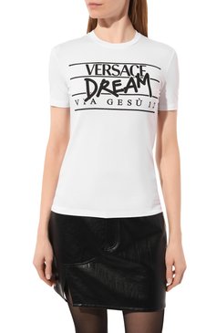 Женская футболка из вискозы VERSACE белого цвета, арт. 1006309/1A007692W020 | Фото 3 (Рукава: Короткие; Региональные ограничения белый список (Axapta Mercury): Не проставлено; Длина (для топов): Стандартные; Принт: С принтом; Материал сплава: Проставлено; Нос: Не проставлено; Стили: Спорт-шик; Женское Кросс-КТ: Футболка-одежда; Материал внешний: Вискоза; Драгоценные камни: Проставлено)