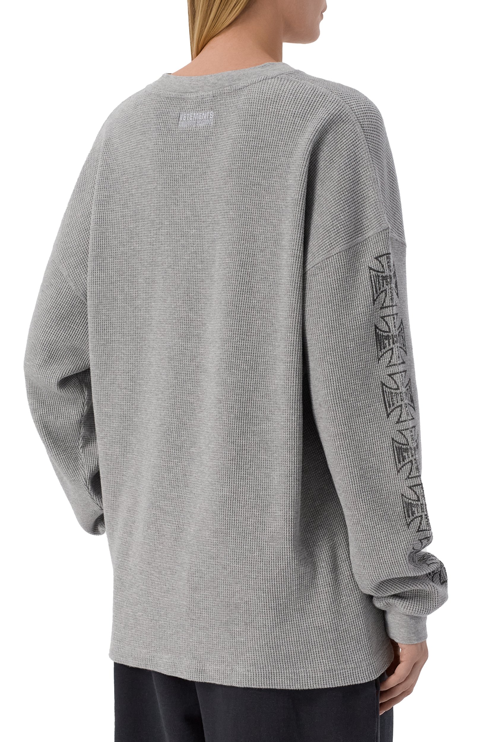 Хлопковый лонгслив VETEMENTS серого цвета по цене 109500 руб., арт. MH27LS264G, фото 4 Хлопковый лонгслив VETEMENTS, арт. MH27LS264G, фото 4