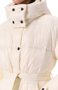 Жен�ский пуховик PERFECT MOMENT молочного цвета, арт. W3001044/MAYA PARKA | Фото 5 (Драгоценные камни: Проставлено; Рукава: Длинные; Длина (верхняя одежда): Короткие; Материал утеплителя: Пух и перо; Материал сплава: Проставлено; Материал подклада: Синтетический материал; Кросс-КТ: Пуховик; Стили: Кэжуэл; Материал внешний: Синтетический материал)