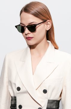 Женские солнцезащитные очки RAY-BAN темно-коричневого цвета, арт. 3016-W0366 | Фото 2 (Статус проверки: Проверена категория, Требуются правки; Тип очков: С/з; Региональные ограничения белый список (Axapta Mercury): RU, Не проставлено; Кросс-КТ: С/з-унисекс; Нос: Не проставлено; Материал: Пластик; Очки форма: Прямоугольные; Оптика Гендер: �оптика-унисекс)
