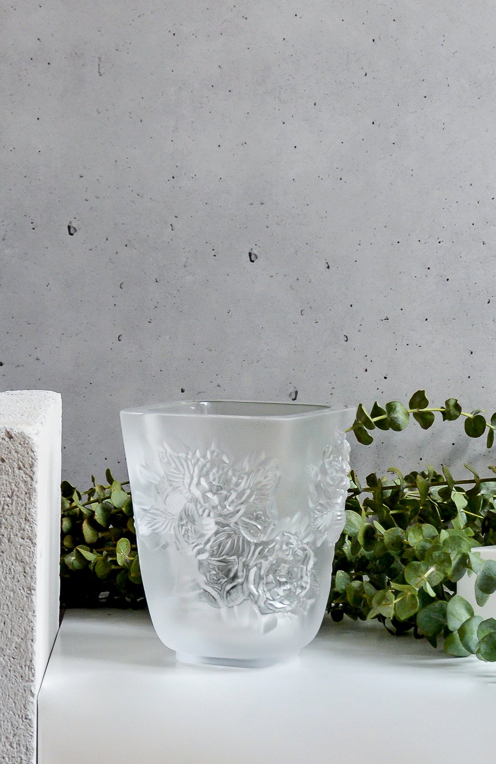 Ваза pivoines small LALIQUE прозрачного цвета по цене 150500 руб., арт. 10708500, фото 2 Ваза pivoines small LALIQUE, арт. 10708500, фото 2