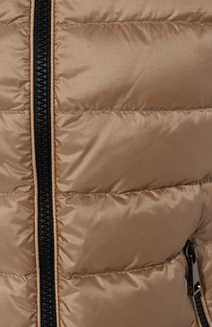 Женская пуховая куртка bles MONCLER бежевого цвета, арт. 1A000-61-5396Q | Фото 5 (Материал подклада: Синтетический материал; Материал внешний: Синтетический материал; Рукава: Длинные; Материал сплава: Проставлено; Длина (верхняя одежда): Короткие; Драгоценные камни: Проставлено; Материал утеплителя: Пу�х и перо; Стили: Кэжуэл; Кросс-КТ: Куртка, Утепленные; Женское Кросс-КТ: Подстежка)