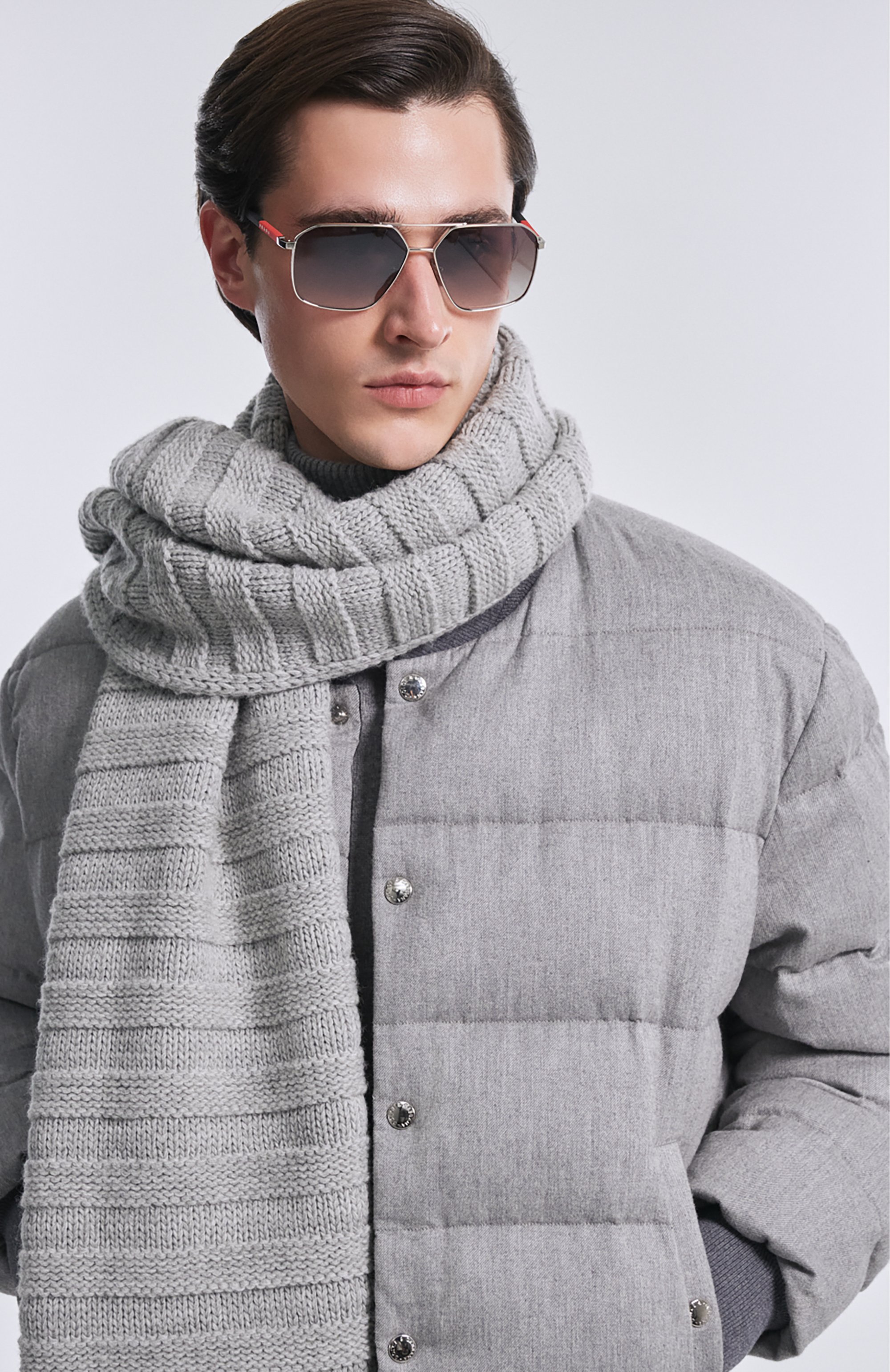 Шарф MM6 серого цвета по цене 45900 руб., арт. S52TE0054/M13040, фото 5 Шарф MM6, арт. S52TE0054/M13040, фото 5