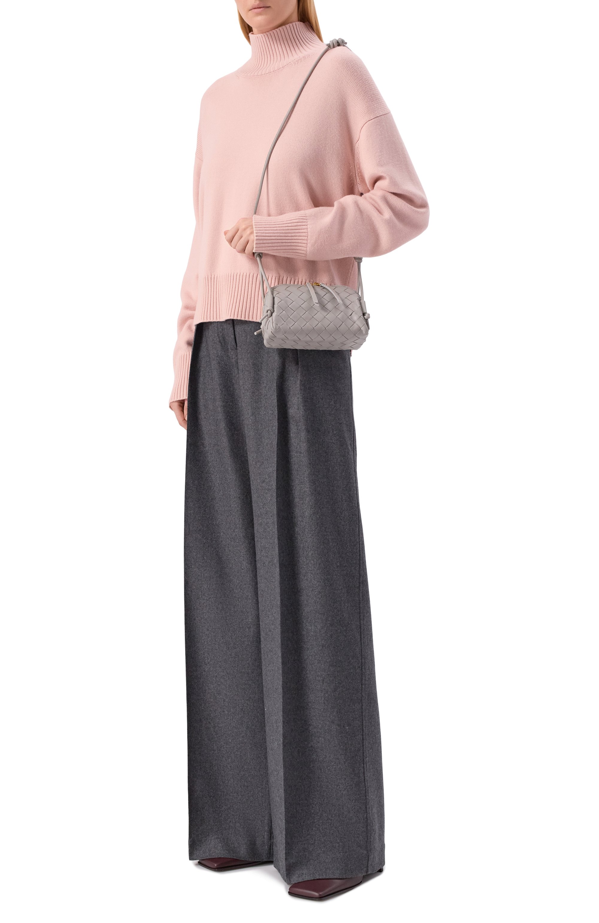 Сумка concert pouch BOTTEGA VENETA серого цвета по цене 246500 руб., арт. 794258/VCPP1, фото 7 Сумка concert pouch BOTTEGA VENETA, арт. 794258/VCPP1, фото 7