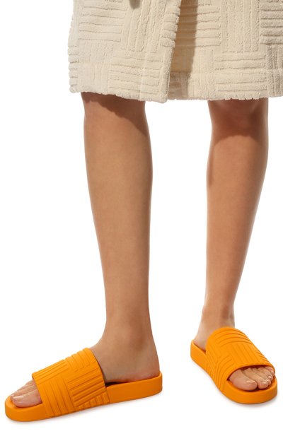 Шлепанцы bv BOTTEGA VENETA оранжевого цвета по цене 38400 руб., арт. 690039/V1060, фото 3 Шлепанцы bv BOTTEGA VENETA, арт. 690039/V1060, фото 3