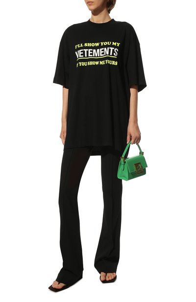 Хлопковая футболка VETEMENTS черного цвета по цене 43750 руб., арт. UA53TR230B 1610/W, фото 2 Хлопковая футболка VETEMENTS, арт. UA53TR230B 1610/W, фото 2