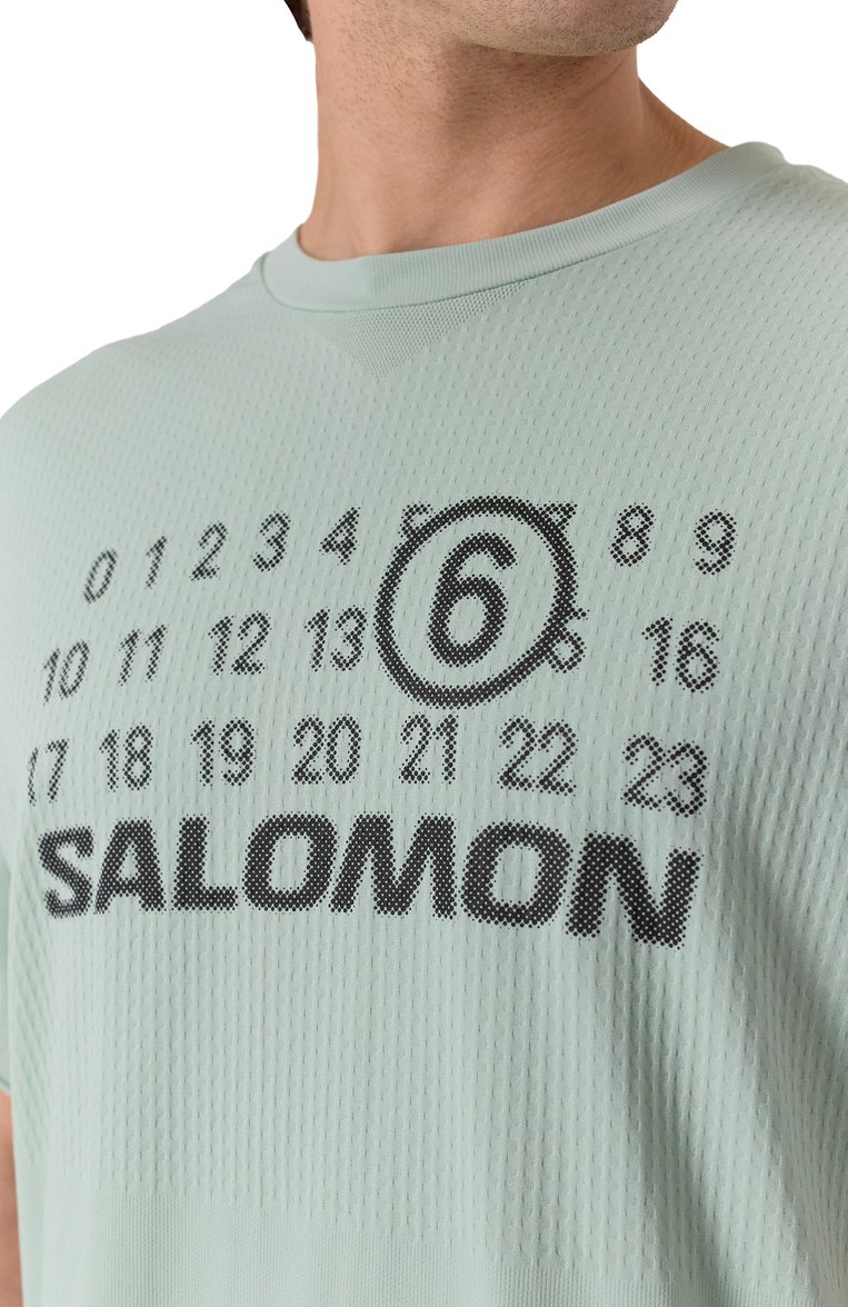 Мужская футболка  mm6 maison margiela x salomon MM6 светло-зеленого цвета, арт. SH0GC0051/M20101 | Фото 5 (Автоматизация ТО: Проставлено; Рукава: Короткие; Автоматизация состава: Проставлено; Материал внешний: Синтетический материал; Длина (для топов): Удлиненные; Принт: С принтом; Мужское Кросс-КТ: Футболка-одежда; Стили: Спорт-шик, Кэжуэл; Детали: Без декора)