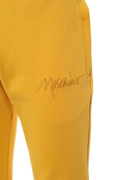 Мужские хлопковые джоггеры MOSCHINO желтого цвета, арт. 231ZZJ0372/228 | Фото 5 (Длина (брюки, джинсы): Стандартные; Мужское Кросс-КТ: Джоггеры-одежда; Материал сплава: Проставлено; Нос: Не проставлено; Материал внешний: Хлопок; Стили: Спорт-шик; Драгоценные камни: Проставлено; Силуэт М (брюки): Джоггеры)