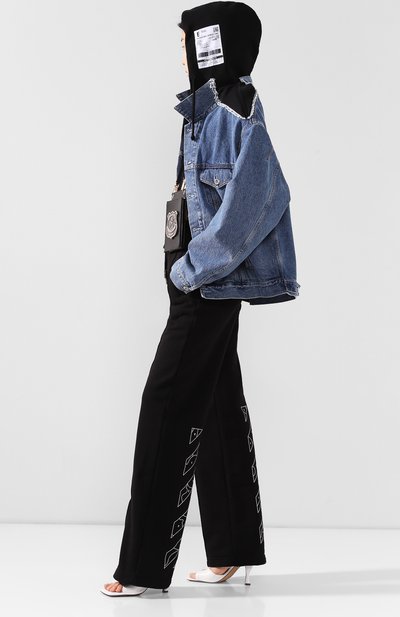 Джинсовая куртка VETEMENTS синего цвета по цене 113000 руб., арт. SS20JA109 2801/W/BLUE, фото 2 Джинсовая куртка VETEMENTS, арт. SS20JA109 2801/W/BLUE, фото 2