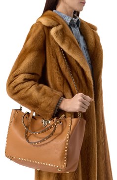 Женская сумка-тоут rockstud medium VALENTINO светло-коричневого цвета, арт. 5W2B0970/VSF | Фото 2 (Размер: medium; Ремень/цепочка: На ремешке; Материал: Натуральная кожа)