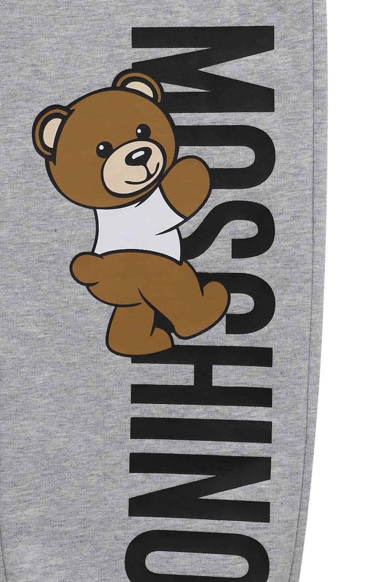 Мужского хлопковые джоггеры MOSCHINO светло-серого цвета, арт. HUP07P/LDA27/10-14 | Фото 3 (Нос: Не проставлено; Материал внешний: Хлопок; Мальчики Кросс-КТ: Джоггеры-одежда, Брюки-спорт; Региональные ограничения белый сп�исок (Axapta Mercury): Не проставлено; Девочки Кросс-КТ: Джоггеры-одежда, Брюки-спорт; Ростовка одежда: 10 - 11 лет | 140 - 146см, 12 лет | 152 см)