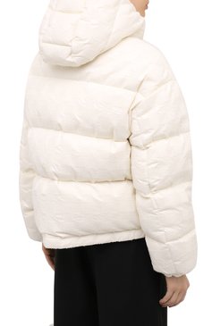 Женская пухо�вая куртка MONCLER белого цвета, арт. F2-093-1A571-00-53A0C | Фото 4 (Длина (верхняя одежда): Короткие; Материал утеплителя: Пух и перо; Рукава: Длинные; Материал подклада: Синтетический материал; Материал внешний: Синтетический материал; Женское Кросс-КТ: Пуховик-куртка; Стили: Кэжуэл, Минимализм; Кросс-КТ: Куртка, Утепленный; Материал сплава: Проставлено; Драгоценные камни: Проставлено)