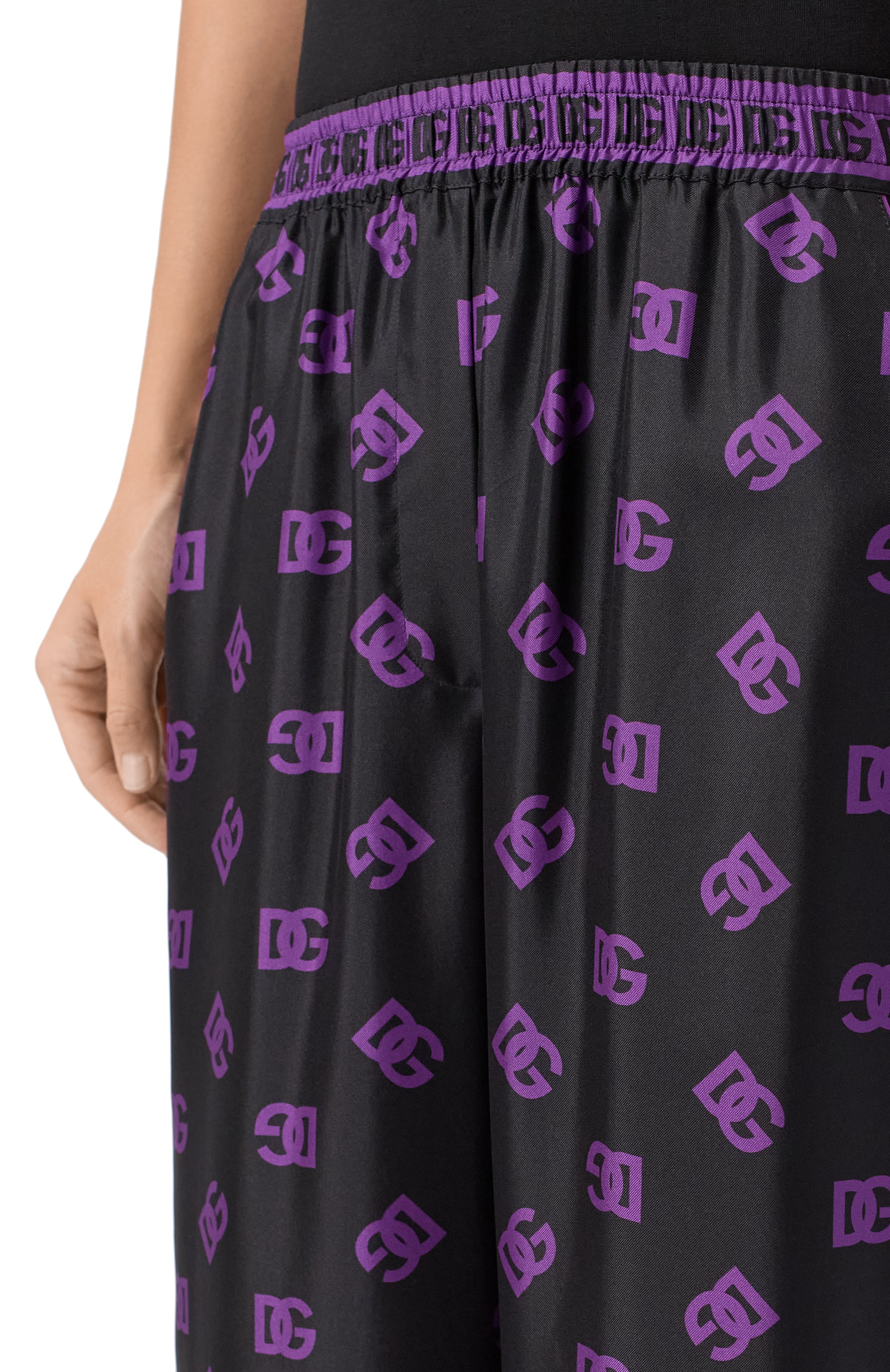 Шелковые брюки DOLCE & GABBANA черного цвета по цене 178000 руб., арт. FTAMPT/HI1Z7, фото 5 Шелковые брюки DOLCE & GABBANA, арт. FTAMPT/HI1Z7, фото 5