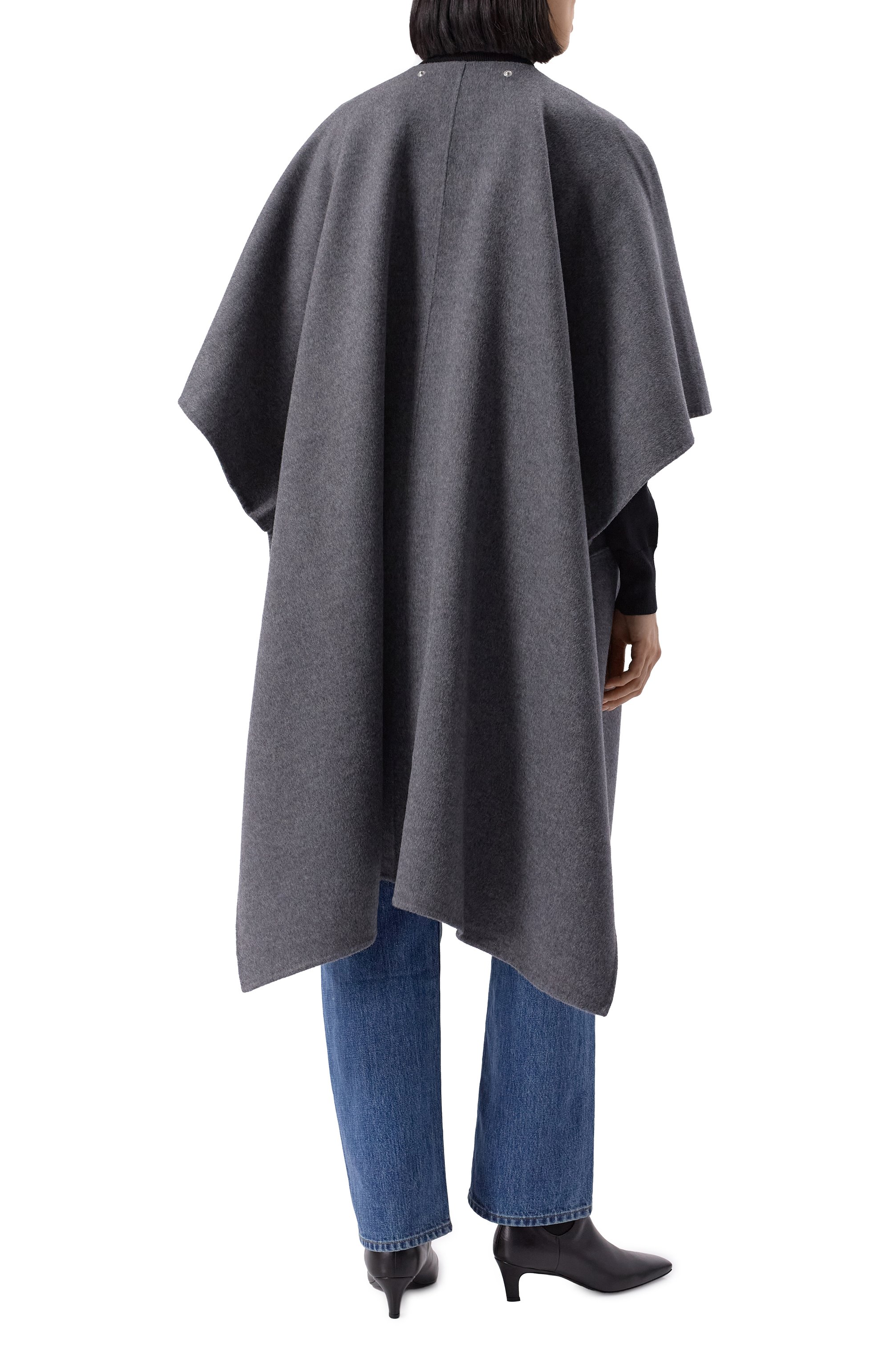 Шерстяной кейп TOTEME серого цвета по цене 183500 руб., арт. 251-WR04321-FB0006, фото 4 Шерстяной кейп TOTEME, арт. 251-WR04321-FB0006, фото 4