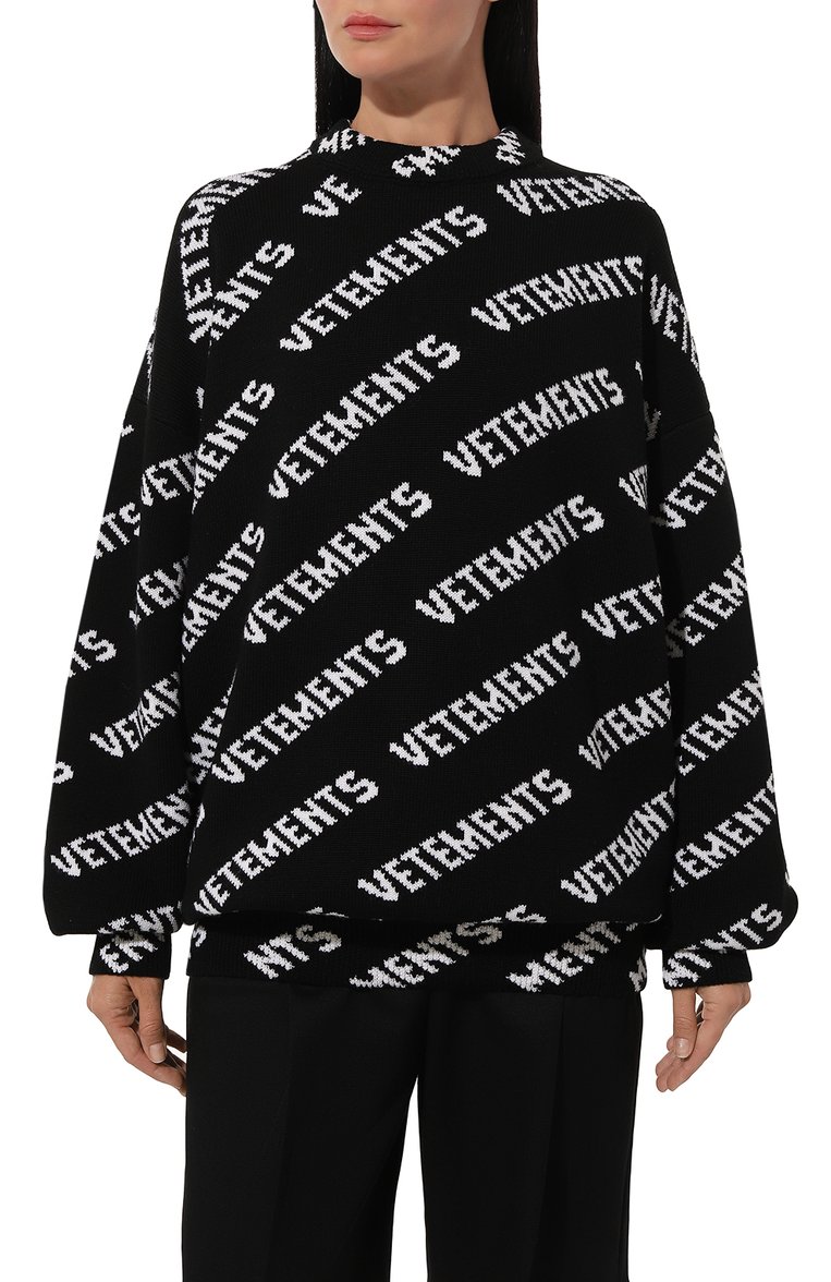 Мужского шерстяной свитер VETEMENTS черного цвета, арт. UA65KN220B/2901 KNIT | Фото 3 (Мате�риал внешний: Шерсть; Стили: Кэжуэл; Женское Кросс-КТ: Свитер-одежда; Региональные ограничения белый список (Axapta Mercury): Не проставлено; Нос: Не проставлено; Принт: С принтом; Мужское Кросс-КТ: Свитер-одежда; Рукава: Длинные)