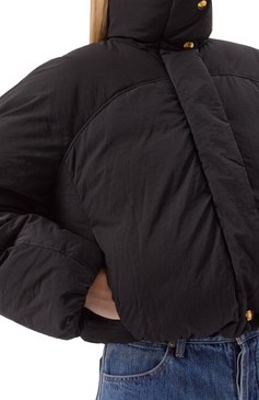 Женский пуховик JACQUEMUS черного цвета, арт. 24E241C0049/1320 | Фото 5 (Материал подклада: Синтетический материал; Рукава: Длинные; Драгоценные камни: Проставлено; Длина (верхняя одежда): Короткие; Материал сплава: Проставлено; Стили: Кэжуэл; Кросс-КТ: Пуховик; Материал внешний: Синтетический материал)