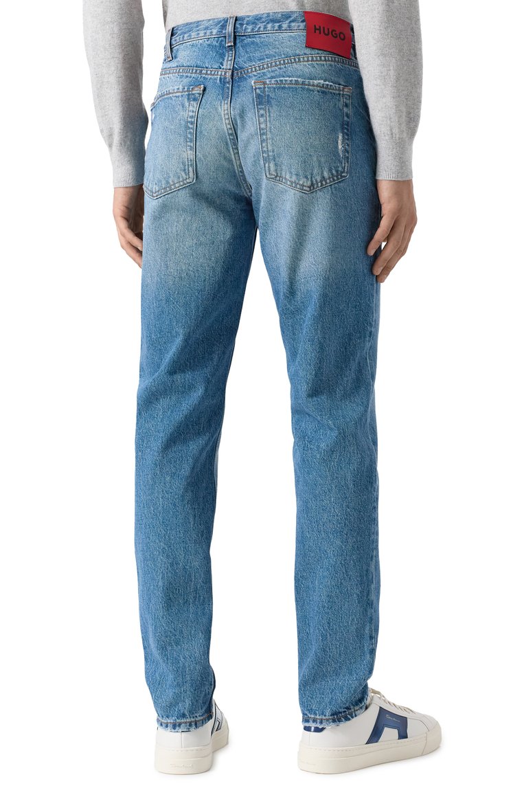 Мужские джинсы tapered fit HUGO синего цвета, арт. 50533936 | Фото 4 (Длина (брюки, джинсы): Стандартные; Кросс-КТ: Деним; Детали: Делаве; Материал внешний: Деним, Хлопок; Силуэт М (брюки): Прямые; Стили: Повседневный; Автоматизация ТО: Проставлено; Автоматизация состава: Проставлено)