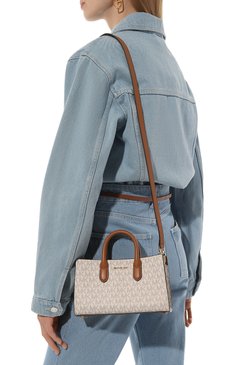 Женская сумка scarlett xs MICHAEL MICHAEL KORS бежевого цвета, арт. 32F4GETC0B | Фото 2 (Материал сплава: Проставлено; Размер: small; Ремень/цепочка: На ремешке; Драгоценные камни: Проставлено; Материал: Экокожа, Канва)