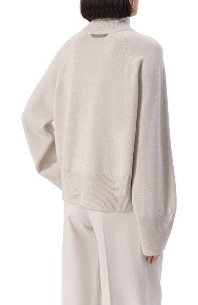 Кашемировый свитер BRUNELLO CUCINELLI светло-серого цвета по цене 283500 руб., арт. M12707304P, фото 4 Кашемировый свитер BRUNELLO CUCINELLI, арт. M12707304P, фото 4