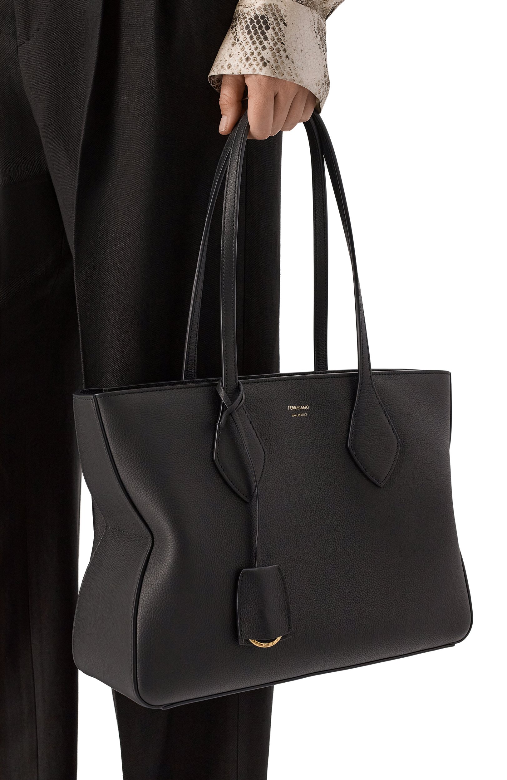Сумка FERRAGAMO черного цвета по цене 199500 руб., арт. 219861/779343, фото 2 Сумка FERRAGAMO, арт. 219861/779343, фото 2