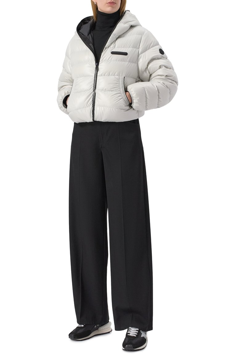 Женский пуховик MONCLER белого цвета, арт. 1A00023/5950K | Фото 2 (Материал внешний: Синтетический материал; Материал подклада: Синтетический материал; Материал утеплителя: Пух и перо; Длина (верхняя одежда): Короткие; Рукава: Длинные; Кросс-КТ: Пуховик; Стили: Кэжуэл; Автоматизация состава: Проставлено; Автоматизация ТО: Проставлено)