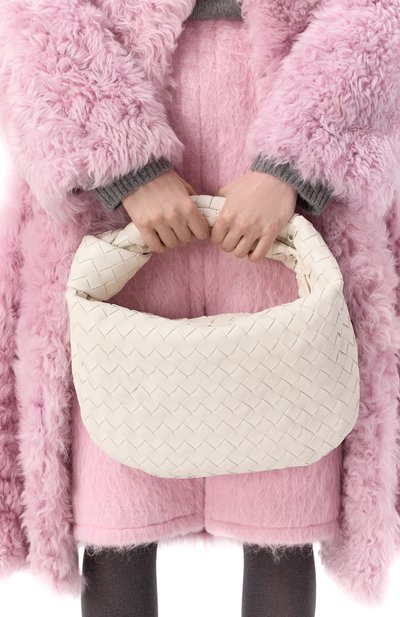 Сумка jodie small BOTTEGA VENETA молочного цвета по цене 429000 руб., арт. 690225-VCPP0, фото 2 Сумка jodie small BOTTEGA VENETA, арт. 690225-VCPP0, фото 2