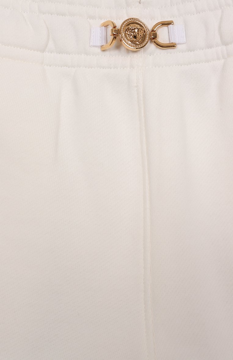 Детские хлопковые шорты VERSACE молочного цвета, арт. 1018204/1A13092/8A-14A | Фото 3 (Нос: Не проставлено; Материал внешний: Хлопок; Случай: Повседневный; Материал подклада: Хлопок; Автоматизация состава: Проставлено; Ростовка одежда: 8 лет | 128 см, 12 лет | 152 см, 10 - 11 лет | 140 - 146см, 16 лет | 164 см)